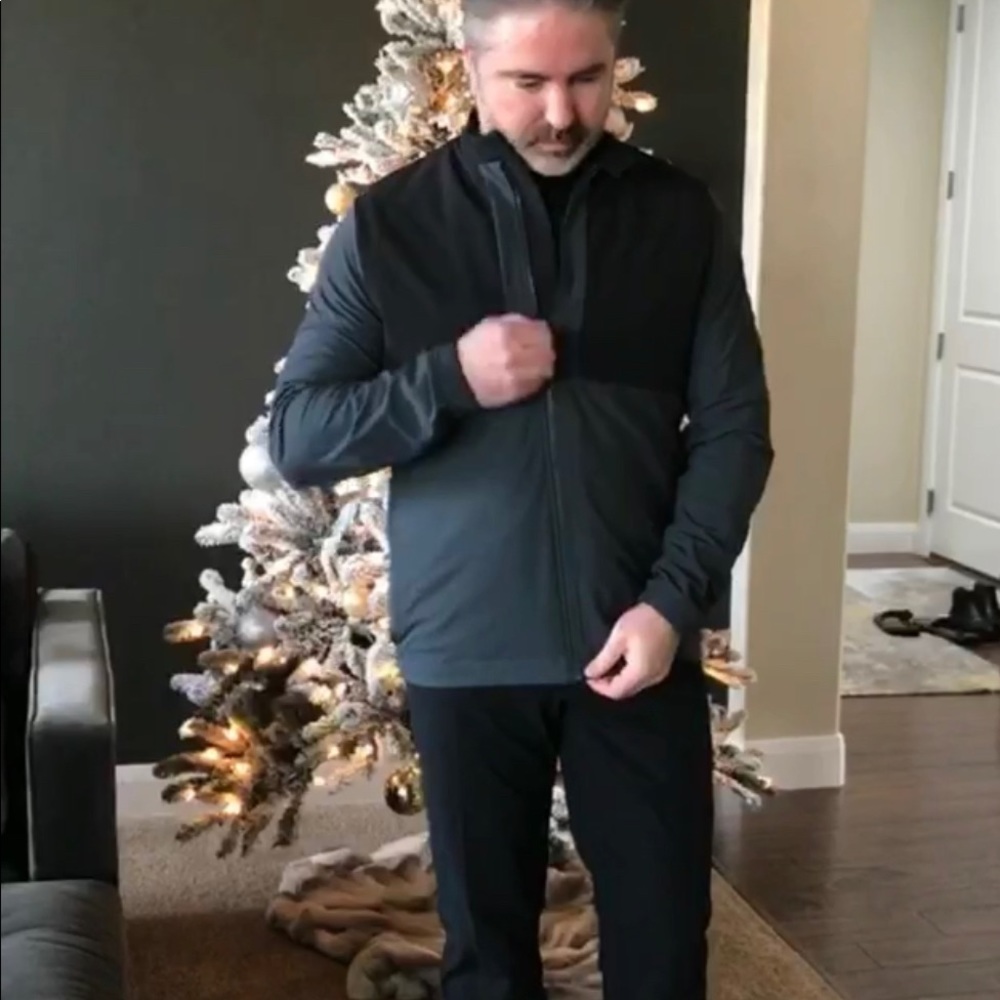 Lululemon Men’s two toned jacket.
